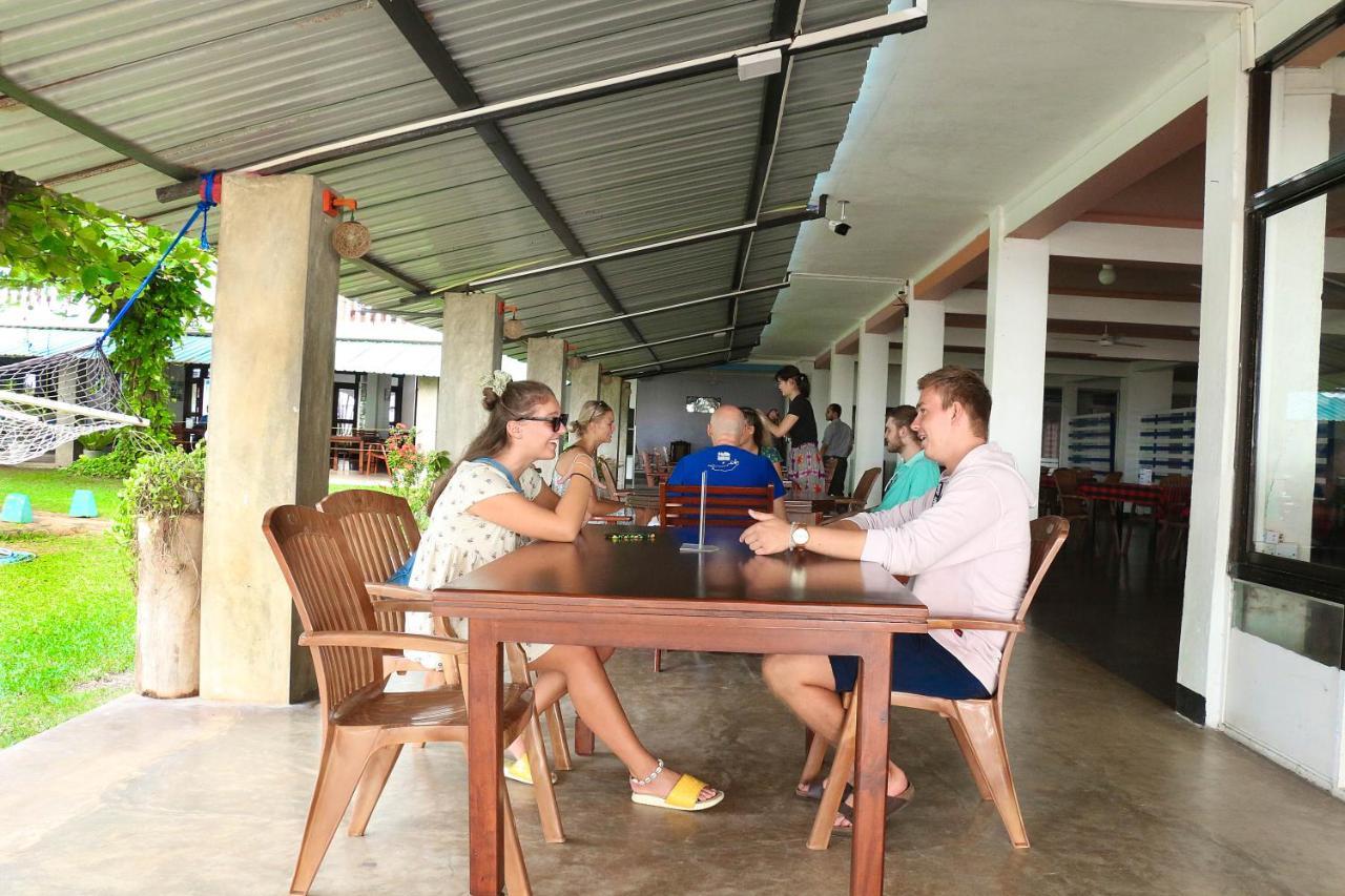 Topaz Beach Hotel Negombo Exterior photo